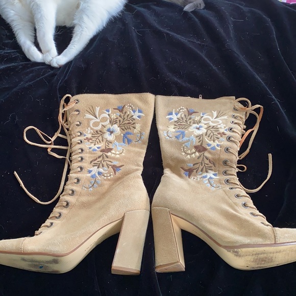 Embroidered suede boots 9M - Picture 7 of 7